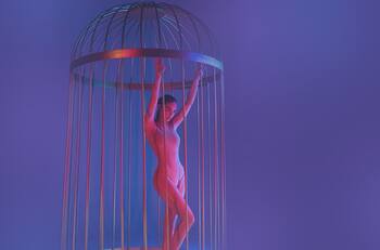 Belinda infarta con esta foto en la que posa únicamente con pantalón