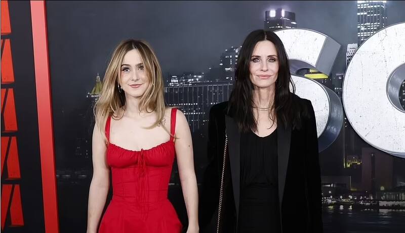 Courteney Cox y su hija posaron como las grandes por su paso por la alfombra roja de "Scream" VI - Créditos: Daily Mail