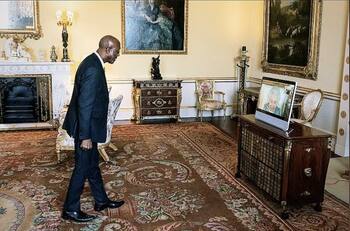 Aseguran que la Reina Isabel II ya no puede estar de pie por mucho tiempo