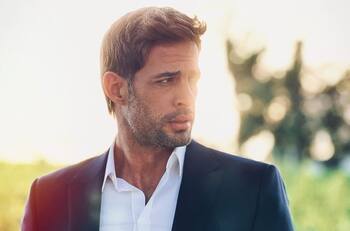 William Levy demuestra que baila mejor que John Travolta y regresa a la época disco