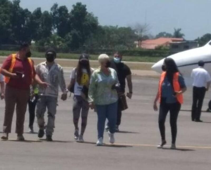 Christian Nodal llega muy bien acompañado a Honduras - Créditos: Diario La Prensa