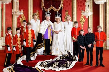 El significado detrás del nuevo retrato del rey Carlos III al lado de su hijo y su nieto