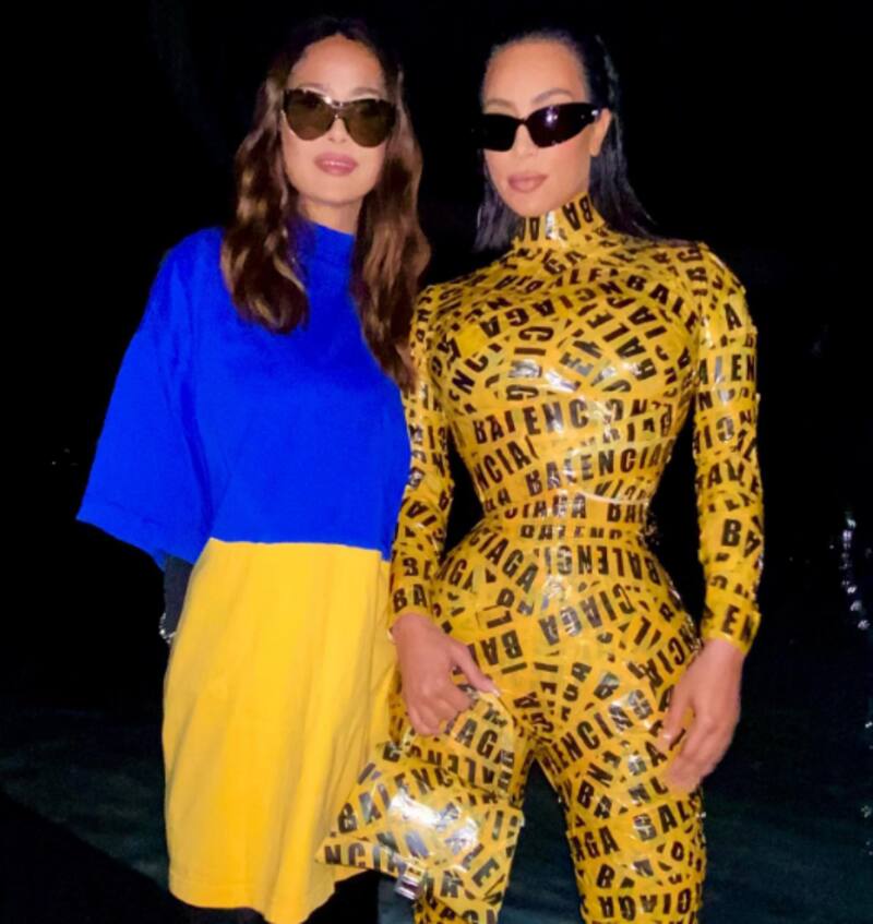 Salma Hayek y Kim Kardashian impactan en el desfile de Balenciaga por sus atuendos - Créditos: Instagram