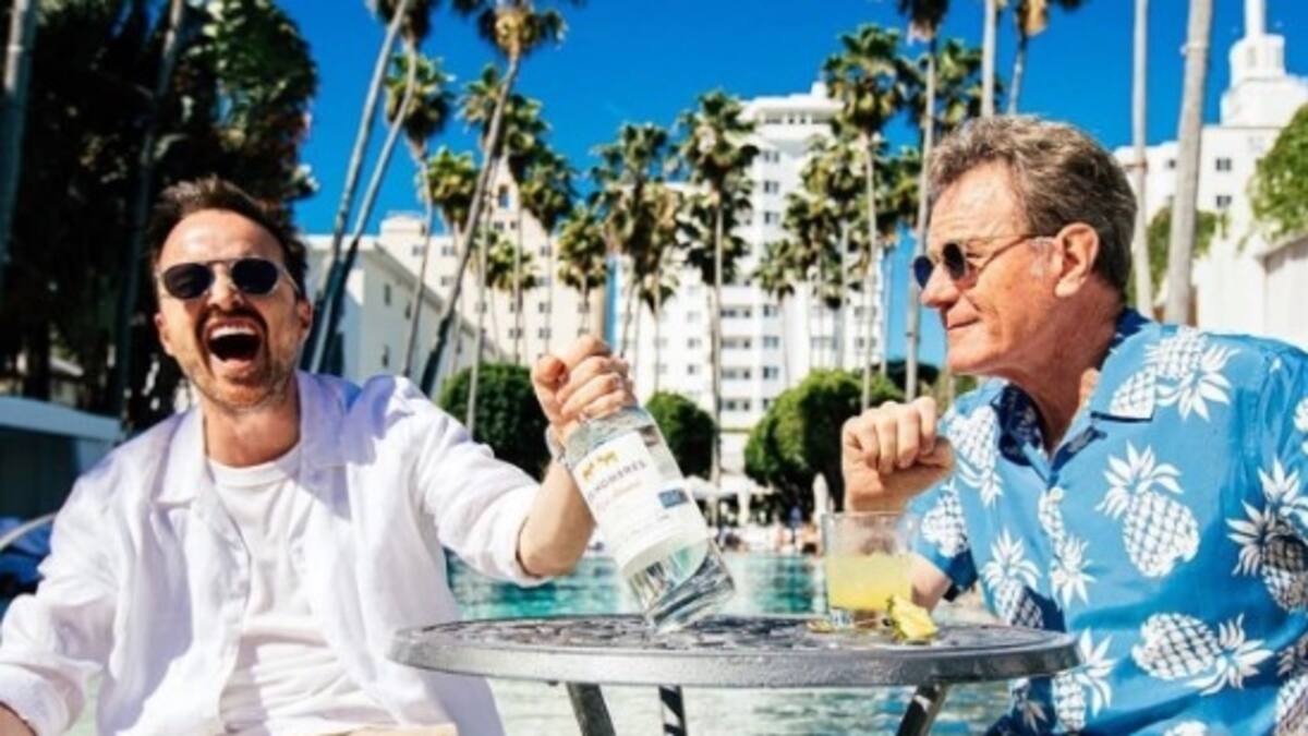 Protagonista de Breaking Bad presenta a su pequeño hijo y anuncia quién será su famoso padrino