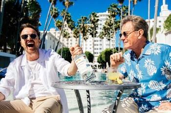 Protagonista de Breaking Bad presenta a su pequeño hijo y anuncia quién será su famoso padrino