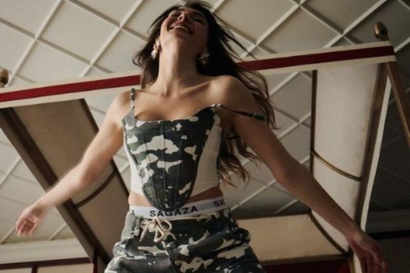 La actriz turca exhibió parte de la sesión fotográfica de su reportaje en Harper's Bazaar Turquía.