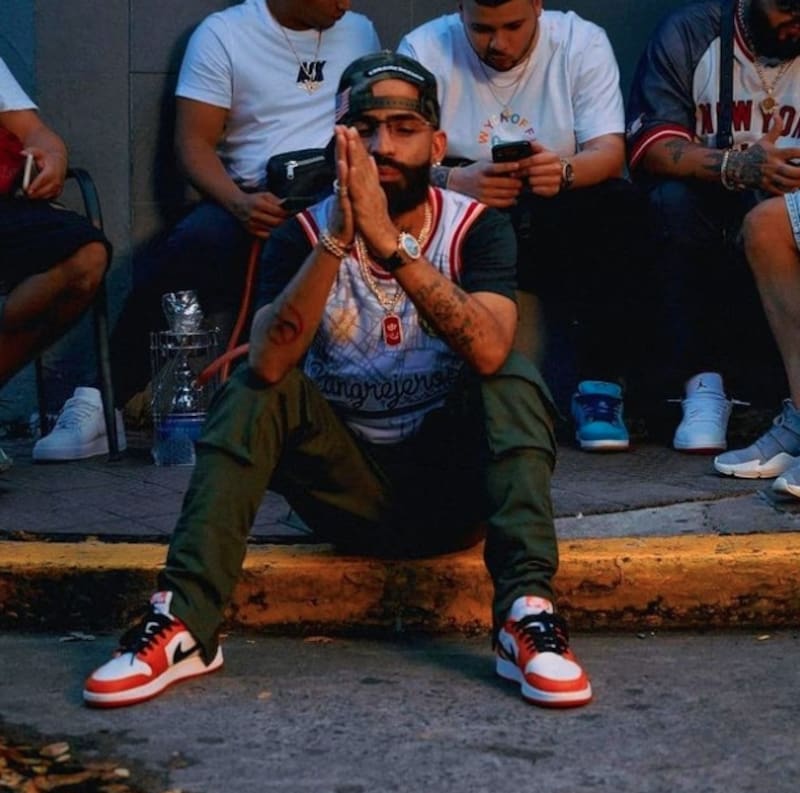 Entre lágrimas Arcángel manda mensaje a mujer que provocó accidente que le quitó la vida a su hermano - Créditos: Instagram Arcángel