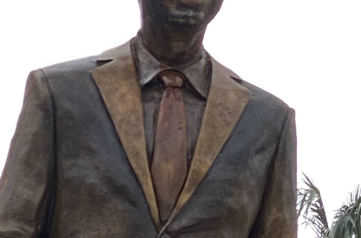 Como protesta, cubren con bolsas de basura estatua de Eugenio Derbez en Acapulco