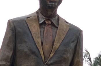 Como protesta, cubren con bolsas de basura estatua de Eugenio Derbez en Acapulco