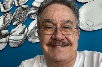 Pedro Sola llama "abuelitas" a Salma Hayek y Angelina Jolie; en redes lo destrozan