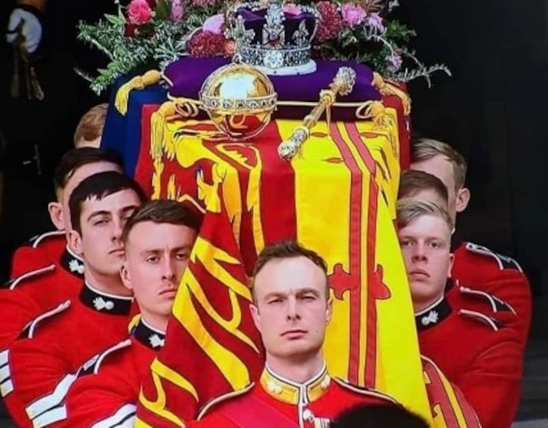 Fortaleza de 8 soldados que llevaron féretro de Isabel II es admirada por el mundo - Créditos: Instagram