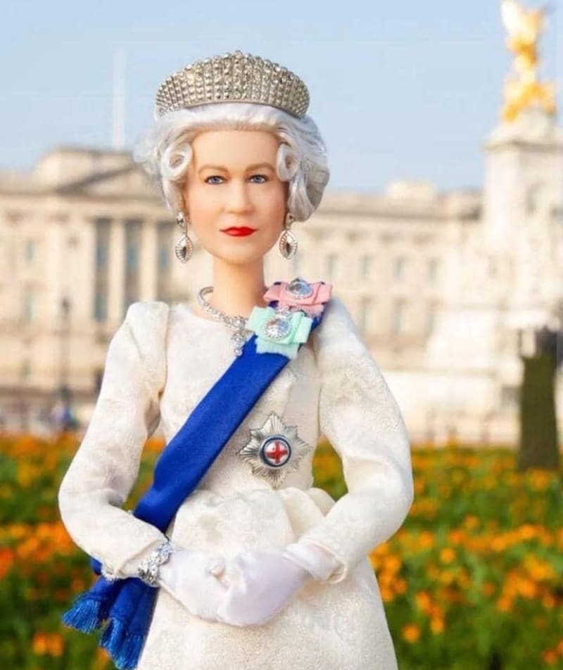 La reina Isabel II tiene su propia Barbie - Créditos: Twitter