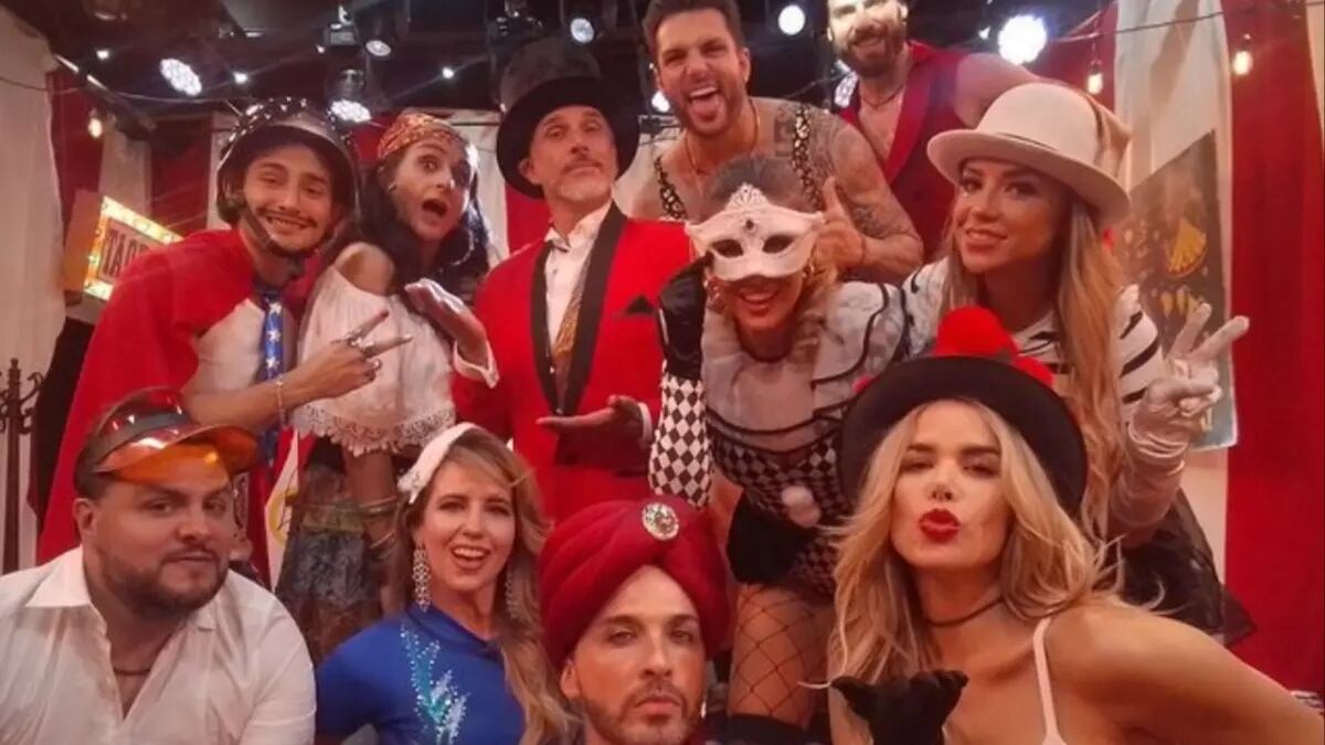 Integrantes del reality La casa de los famosos México disfrazados durante una transmisión