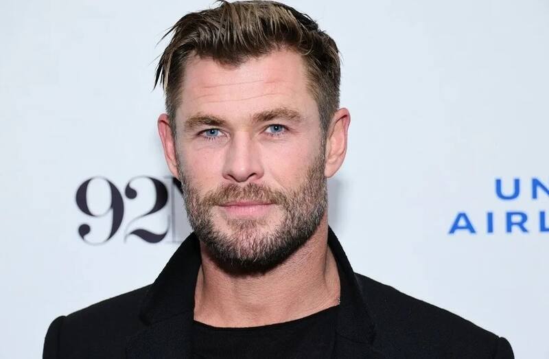 Hemsworth patinó junto a uno de sus mellizos y se mostró feliz disfrutando de su retiro del cine - Créditos: Twitter