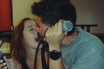 Evaluna Montaner besa a otro en los labios y despierta los celos de Camilo