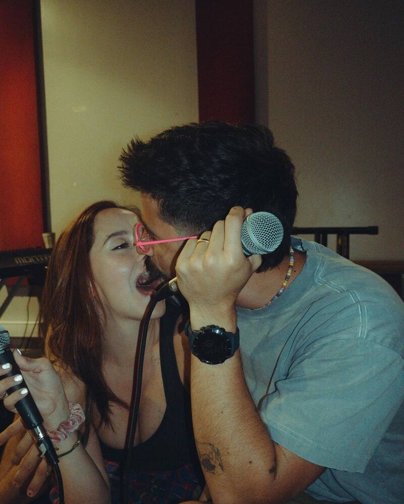 Evaluna no se pudo contener a besar un póster gigante de su amado - Créditos: Instagram