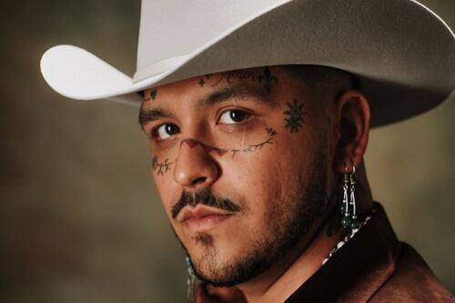 Equipo de seguridad de Christian Nodal pelea con la prensa al terminar un show del cantante