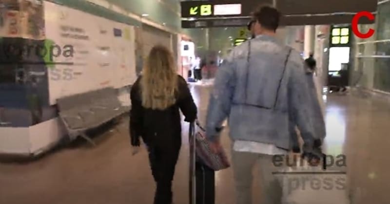 Clara Chía y Gerard Piqué tratando de huír de la prensa - Créditos: Instagram
