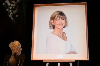 Viudo de Olivia Newton-John rinde sensible tributo a su esposa en funeral de Estado en Australia