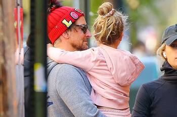 Bradley Cooper e Irina salen en un paseo familiar para celebrar una fecha muy importante