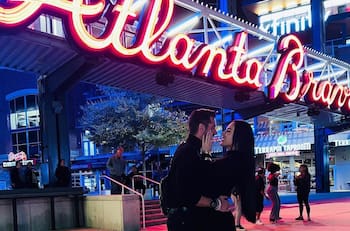 Novia de Toni Costa apoya al bailarín el día que comienza una nueva etapa en su vida