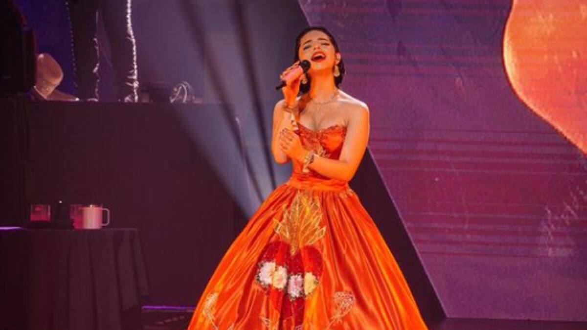 Captan a Ángela Aguilar muy romántica con un compositor que trabaja con su papá