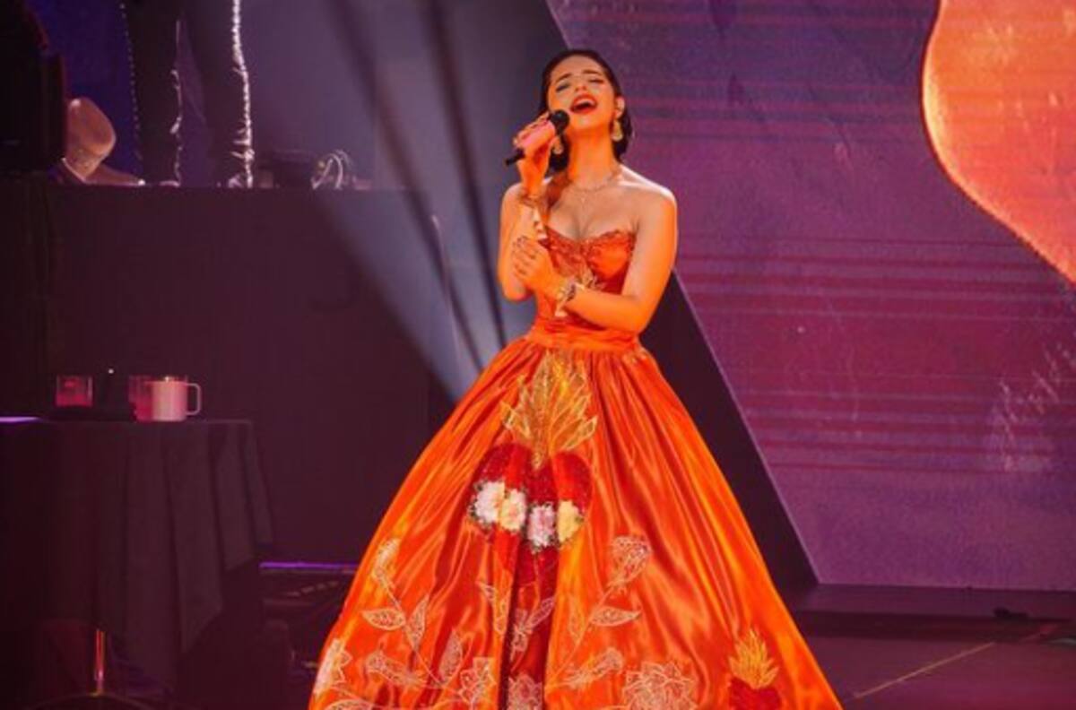 Captan a Ángela Aguilar muy romántica con un compositor que trabaja con su papá