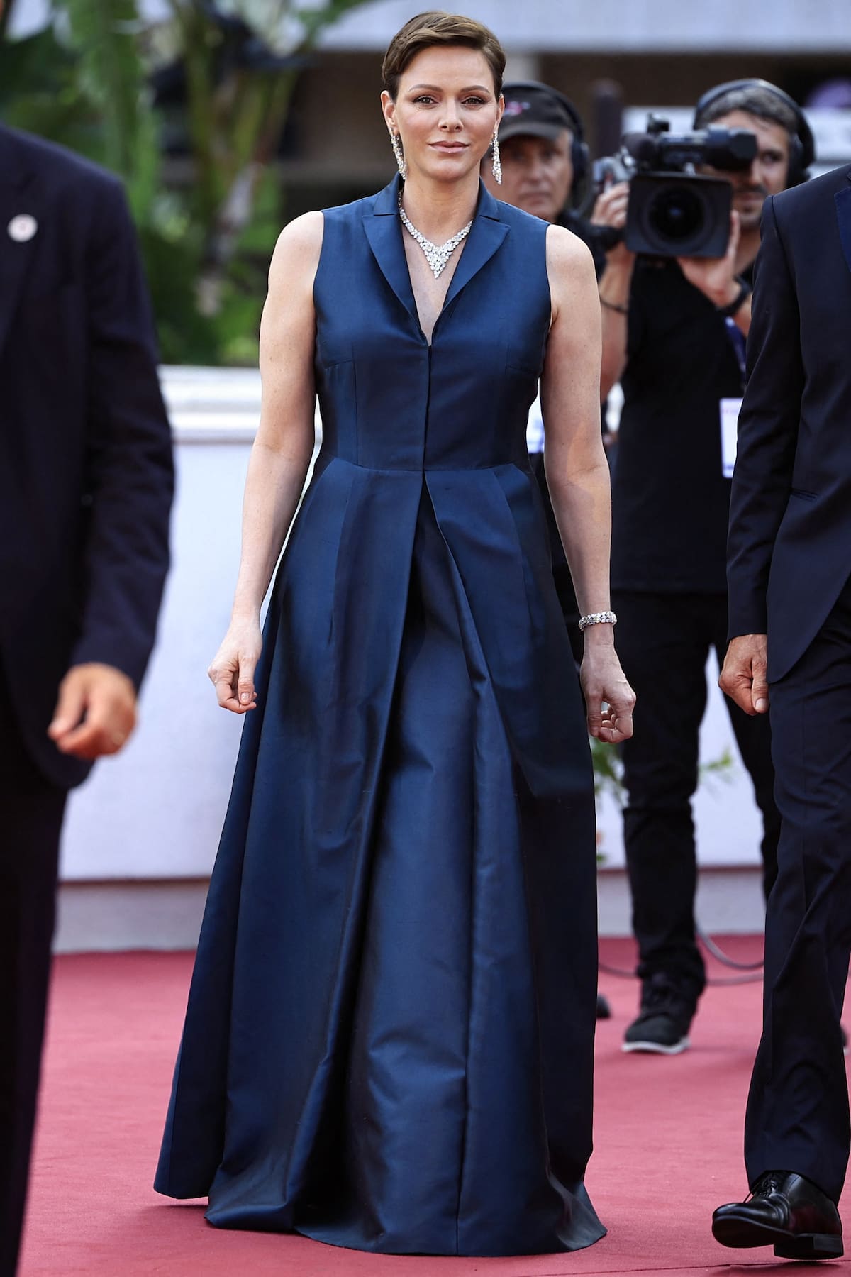 La princesa Charlene luce más estilizada con los vestidos con cuello en V.