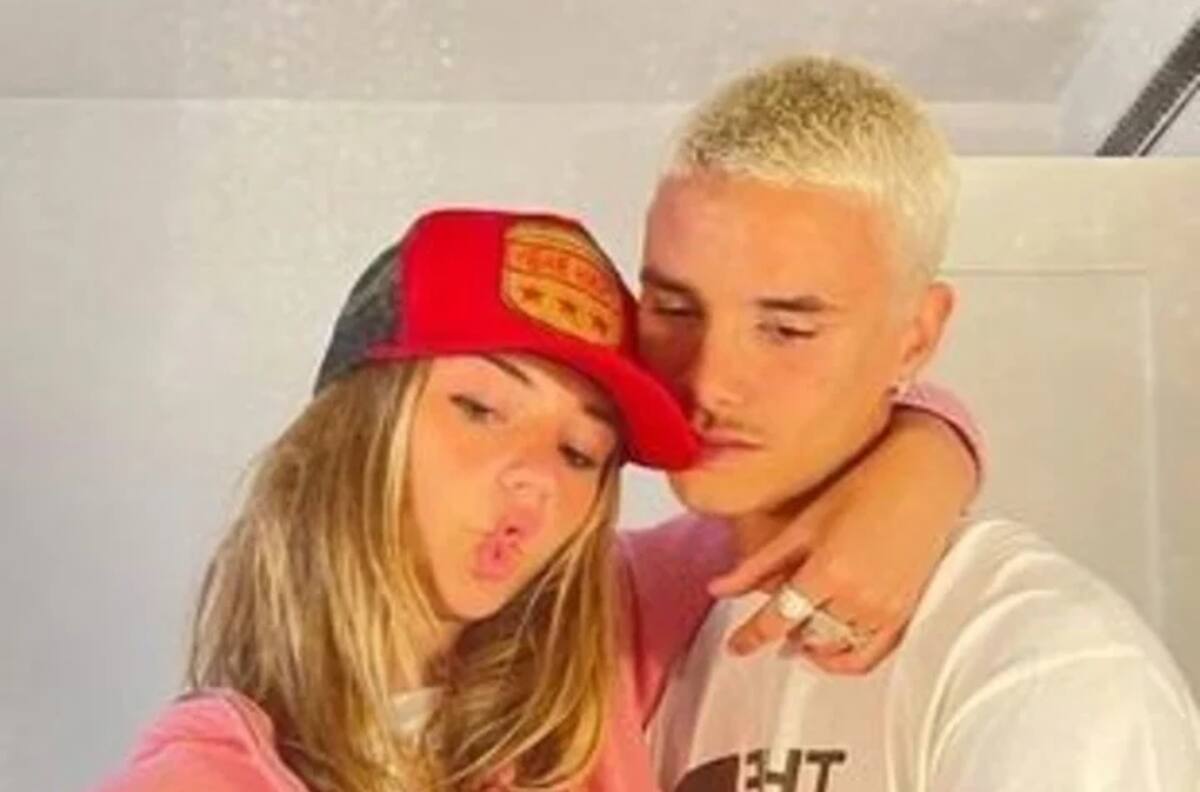 Romeo Beckham es besado por misteriosa mujer