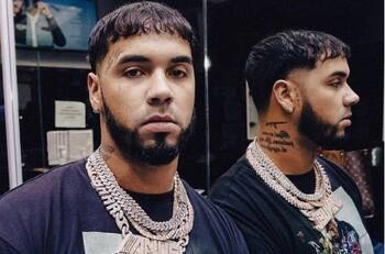 Anuel muestra casa, autos y yate para anunciar gira por Latinoamérica, EE.UU. y Europa