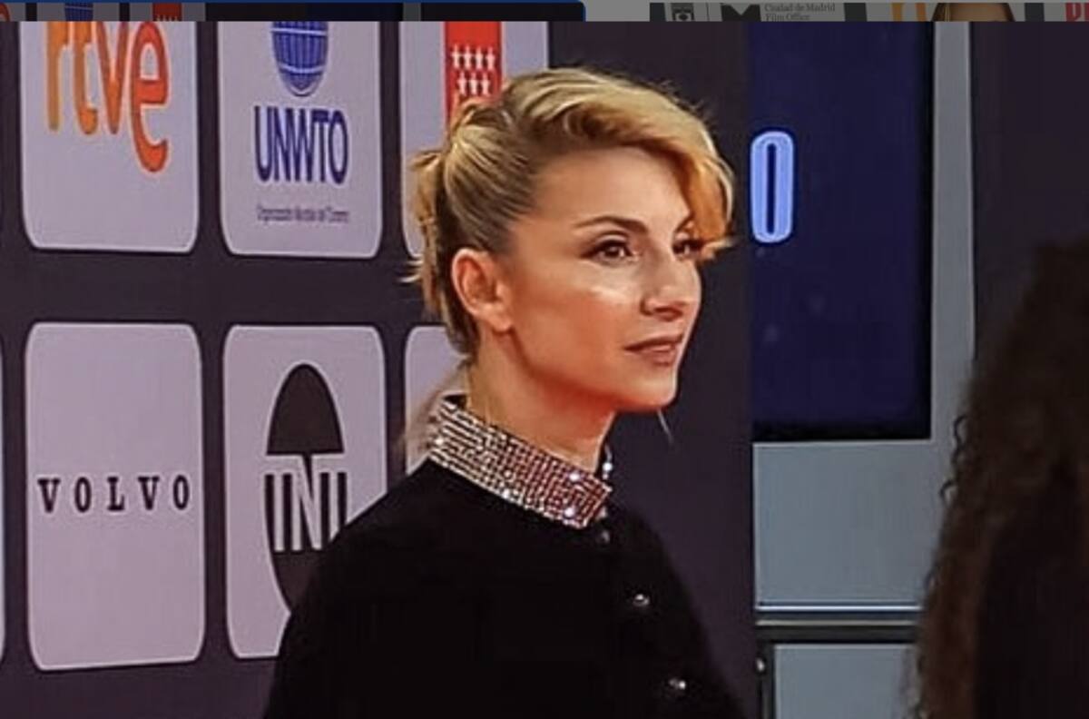 Cautivan celebridades que desfilan por la alfombra roja de los Premios Platino