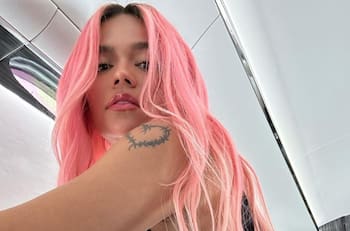 Espectacular look de Karol G en encuentro con Eva Longoria en París