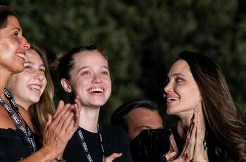 Shiloh Jolie-Pitt y Angelina viven una divertida noche de chicas