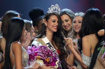 Reina filipina olvida triángulo amoroso con dueña de Miss Universo y anuncia que está comprometida