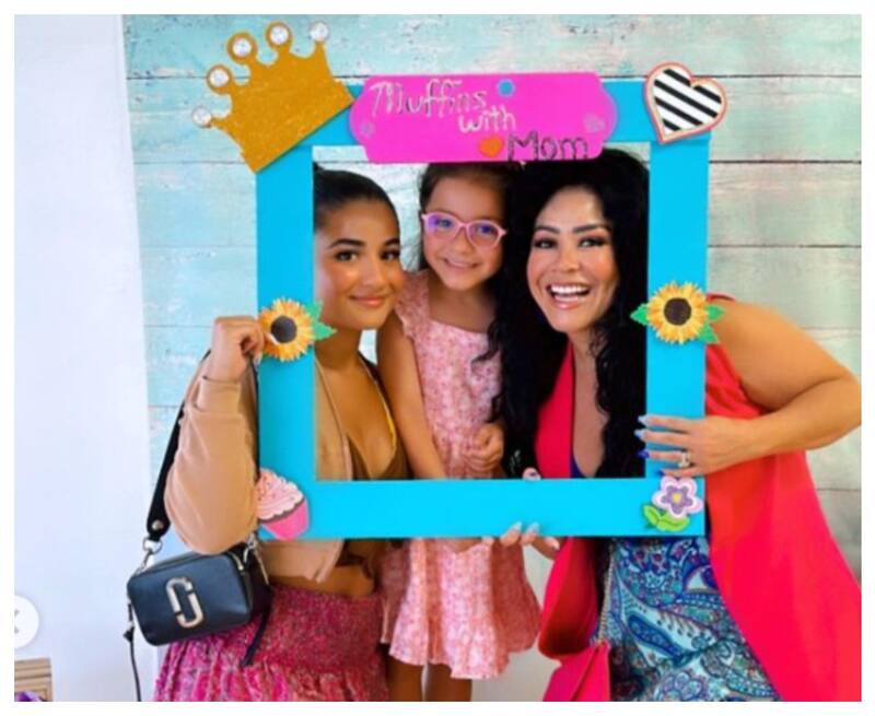 Carolina Venenosa Sandoval junto a sus dos hijas: Bárbara y Amalia. Ambas son famosísimas en Instagram.
