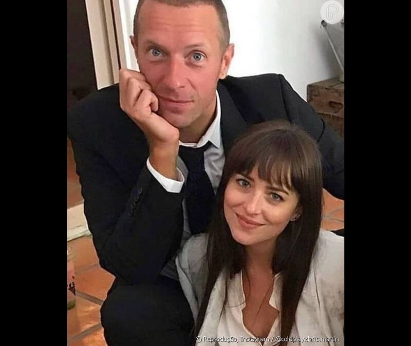 Cris Martin y Dakota Johnson siguen juntos - Créditos: Twitter