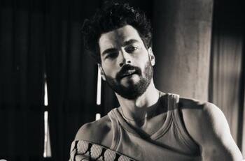 Nuevo video del galán de Hercai lo muestra en seductora faceta