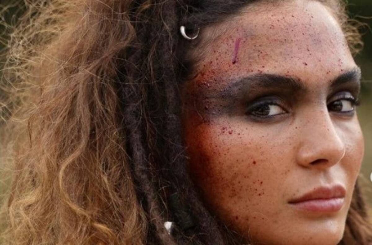 Protagonista de Hercai deja su frágil figura y se transforma en una guerrera invencible