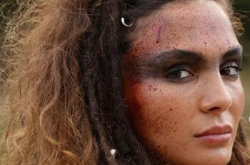 Protagonista de Hercai deja su frágil figura y se transforma en una guerrera invencible