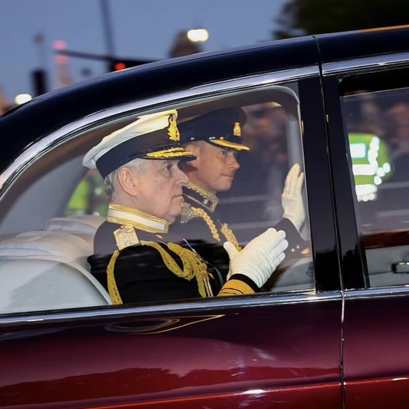 Andrés solo pudo usar uniforme naval en el funeral de su madre. - Créditos: Daily Mail