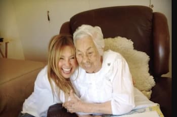 La triste despedida de Thalía a su abuelita con el que honra su vida