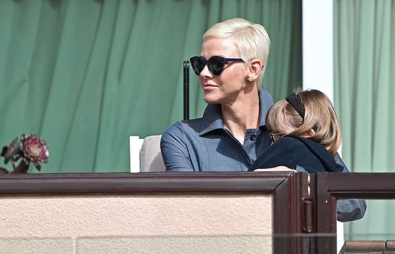 Sonriente y amorosa son sus hijos, la princesa Charlene regresa a la vida pública - Créditos: Daily Mail