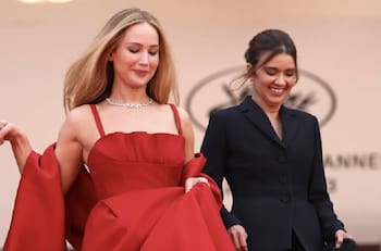 Jeniffer Lawrence rompe el protocolo en Cannes y se presenta en la alfombra roja ¡en chanclas!