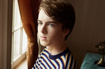 Actor de ‘Riverdale’ que mató a su mamá vive atormentado por un miedo profundo