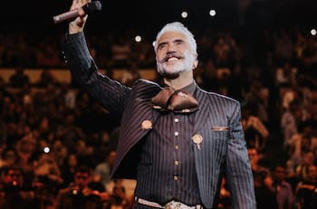 Alejandro Fernández deja de lado la controversia y estrena look que lo rejuvenece