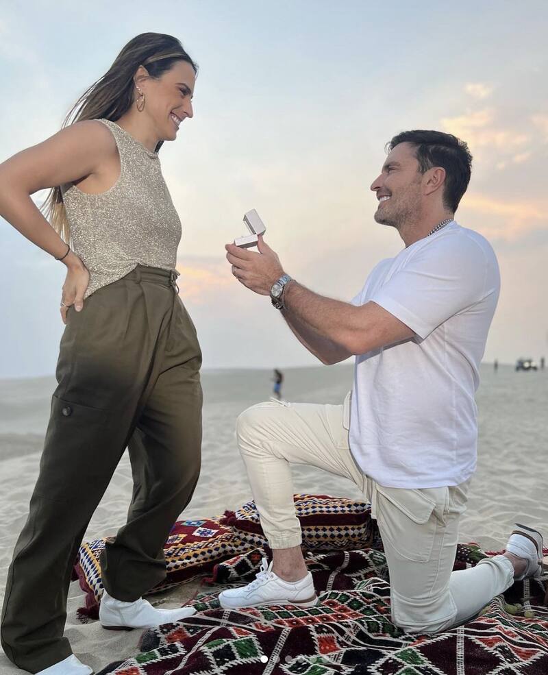 Julian Gil y Valeria Marín se comprometen en el desierto de Qatar - Créditos: Instagram