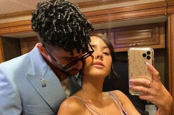 Bad Bunny se viraliza tras besar a una fan en una fiesta posterior a su concierto