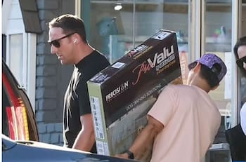 Angelina Jolie regresa a Los Ángeles tras el rodaje de su película y hace tierna compra con su hijo