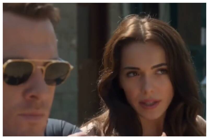 Kerem Bürsin y Hafsanur Sancaktutan protagonizaron varios diálogos en el primer episodio de Ya Çok Seversen.