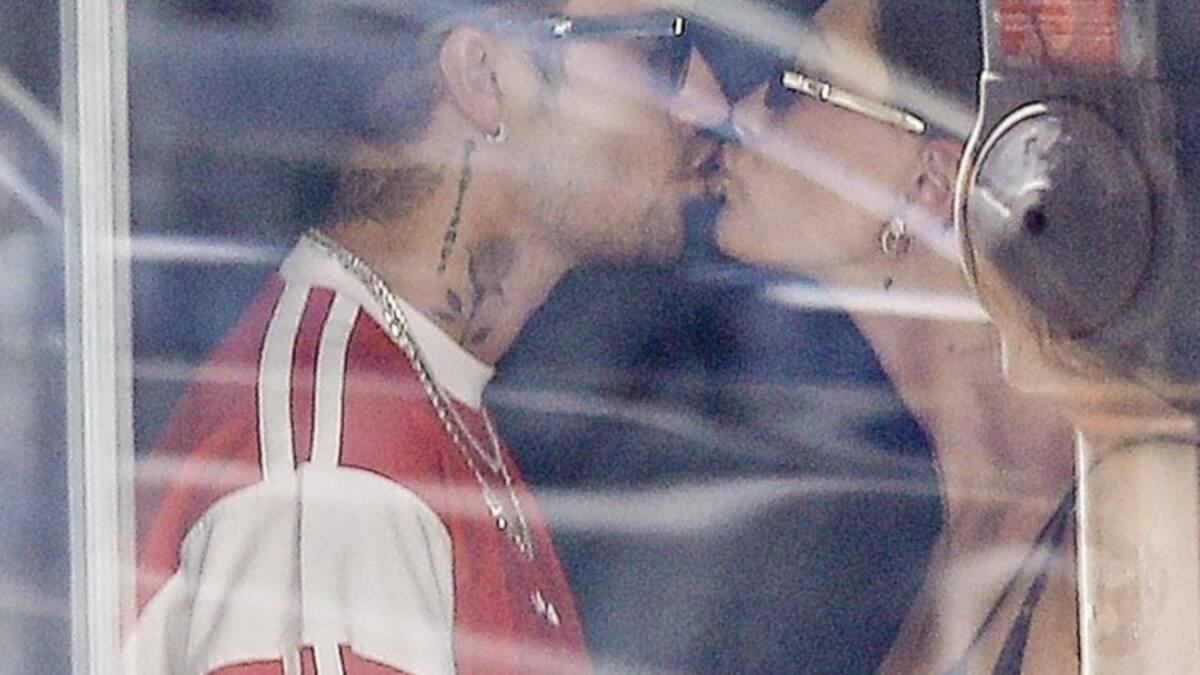 Justin y Hailey Bieber tienen un tierno momento en medio de los problemas de salud del cantante